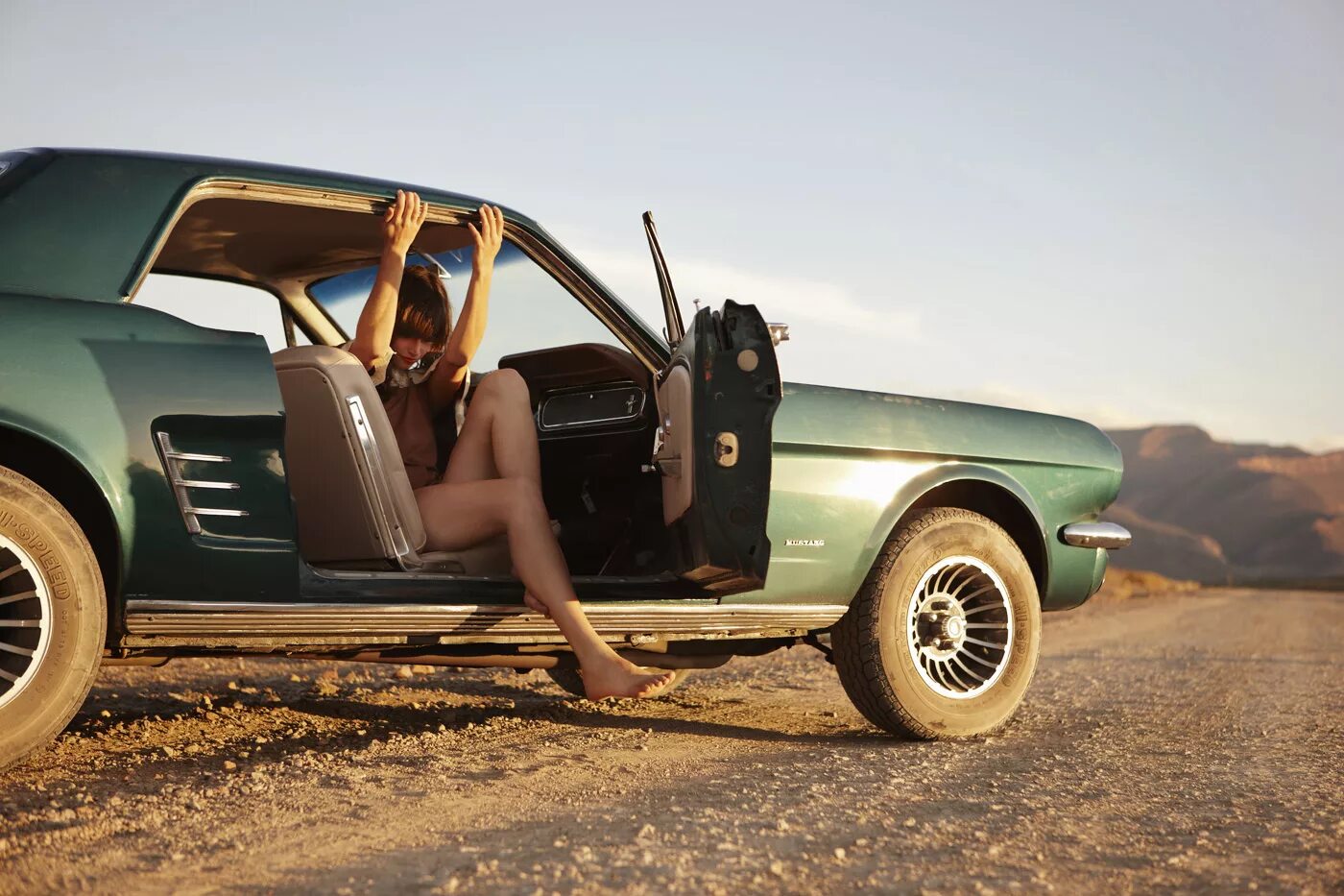 Девушка в машине. Девушка на фоне желтой машины. Две девушки в кабриолете. Девушки и ретро автомобили. Человек в кабриолете.