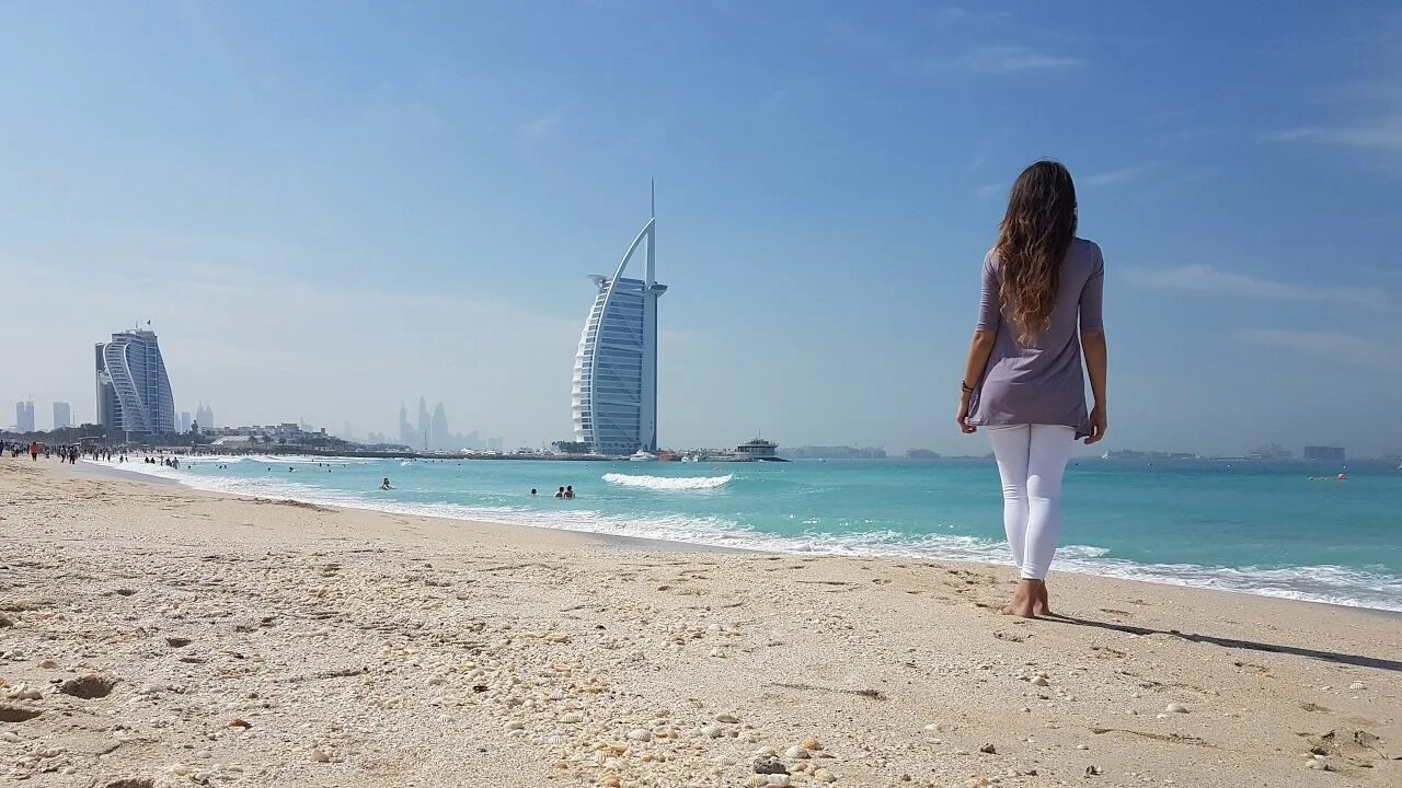 Можно ехать в дубай. Пляж диор Дубай. Дубай девушка море. Дубай девушки на пляже. Пляж Парус Дубай.