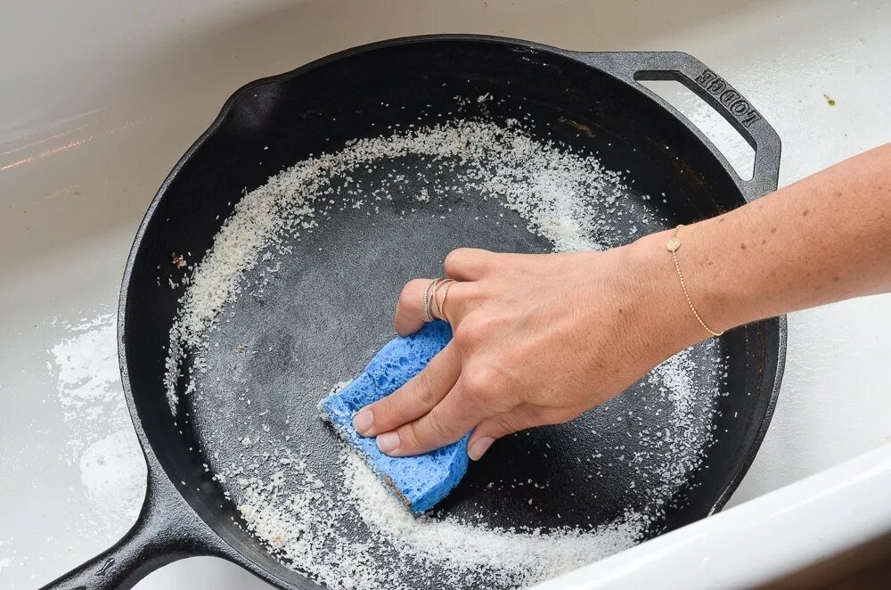 Мытье сковороды. Для очистки сковороды. Чистка посуды солью. Соль в хозяйстве.