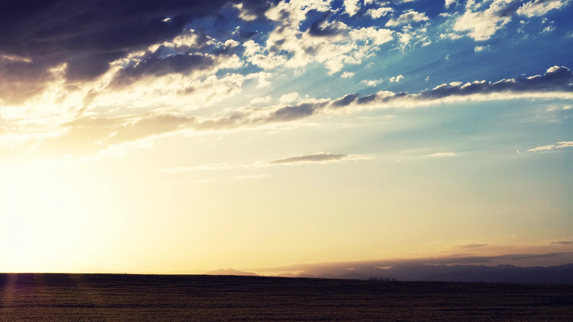 Небо горизонт. Солнце 4к. Солнце на фоне космоса. На восходе солнца. Закат солнца.