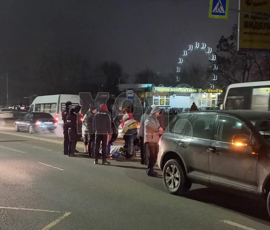 Машина на пешеходном переходе. ДТП машина сбивает пешехода.