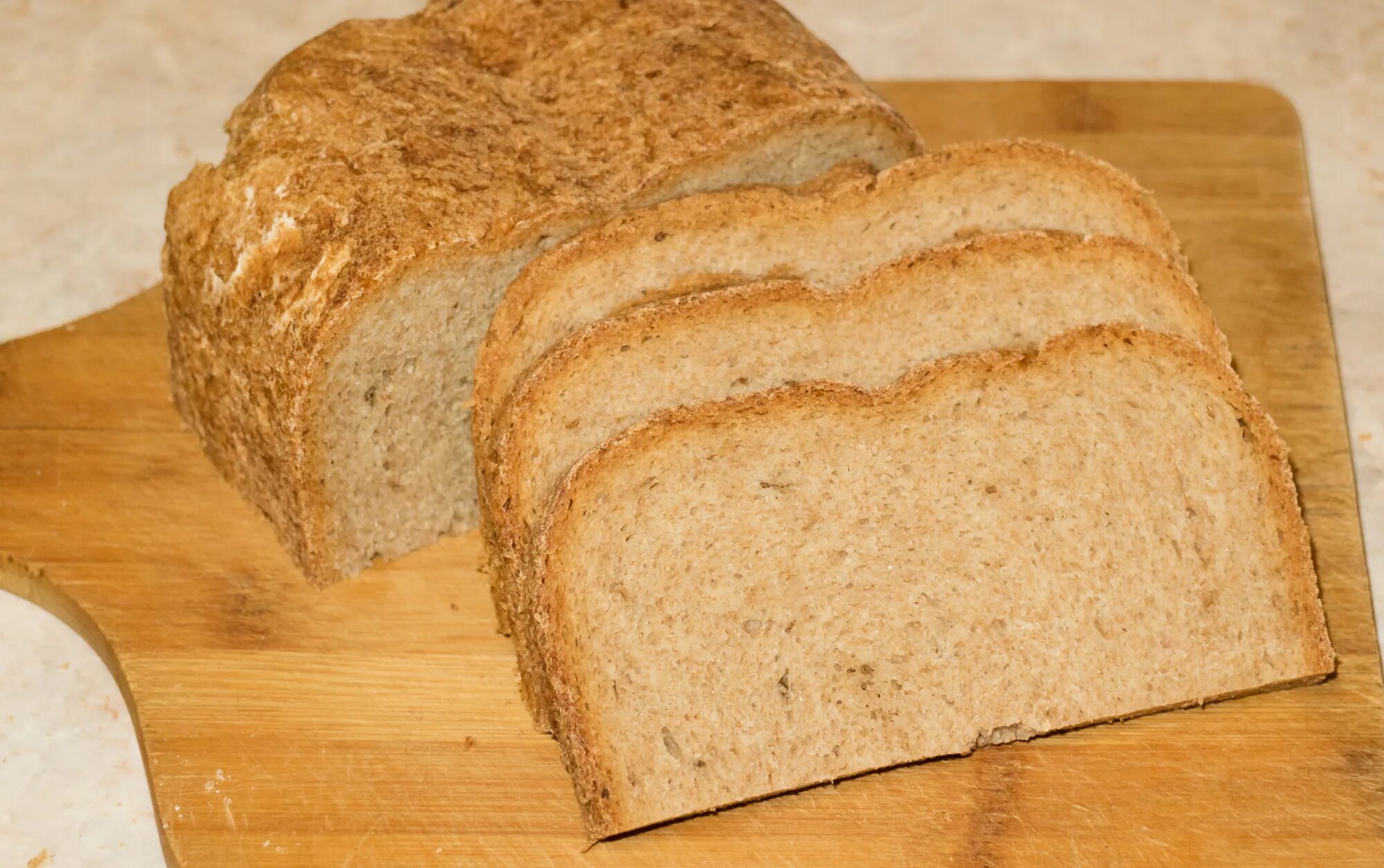 Хлеб в духовке в домашних на сыворотке. Хлеб из хлебопечки. Цельнозерновой хлеб в хлебопечке. Хлеб из муки 2 сорта. Ржаная мука рецепт хлеба без дрожжей
