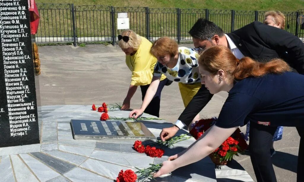 Песня солдаты не умирают. Возлагает цветы на кладбище. Память защитников Отечества.