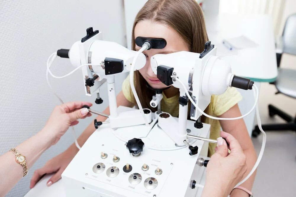 Срочный окулист. Офтальмолог аппарат. Офтальмолог детский аппарат. Аппараты для коррекции зрения у детей. Оборудование врача офтальмолога.
