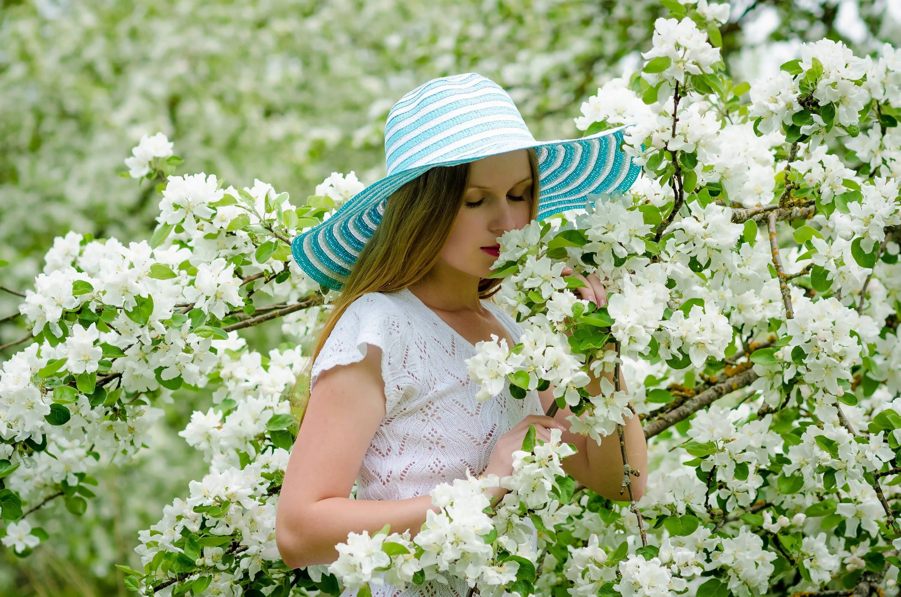 Spring women. Девушка в весеннем саду. Девушка весной. Девушка в цветущем саду.