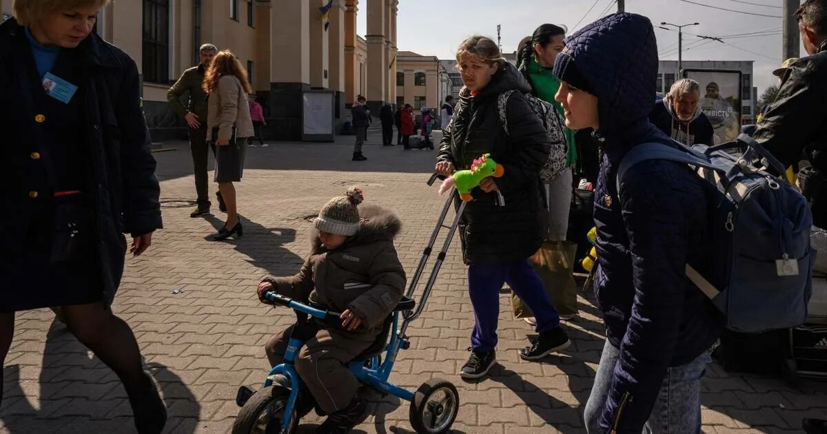 Эвакуация новой голландии. Россия и Украина семья.