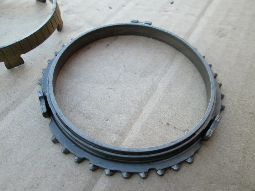 Кольцо синхронизатора 1-2 передачи ford focus 3. Синхронизатор 1 передачи форд фокус 3. Синхронизатор задней передачи форд транзит 2012. Синхронизатор 3 передачи кпп форд мондео. Подшипник дифференциала форд фокус 3 powershift артикул.