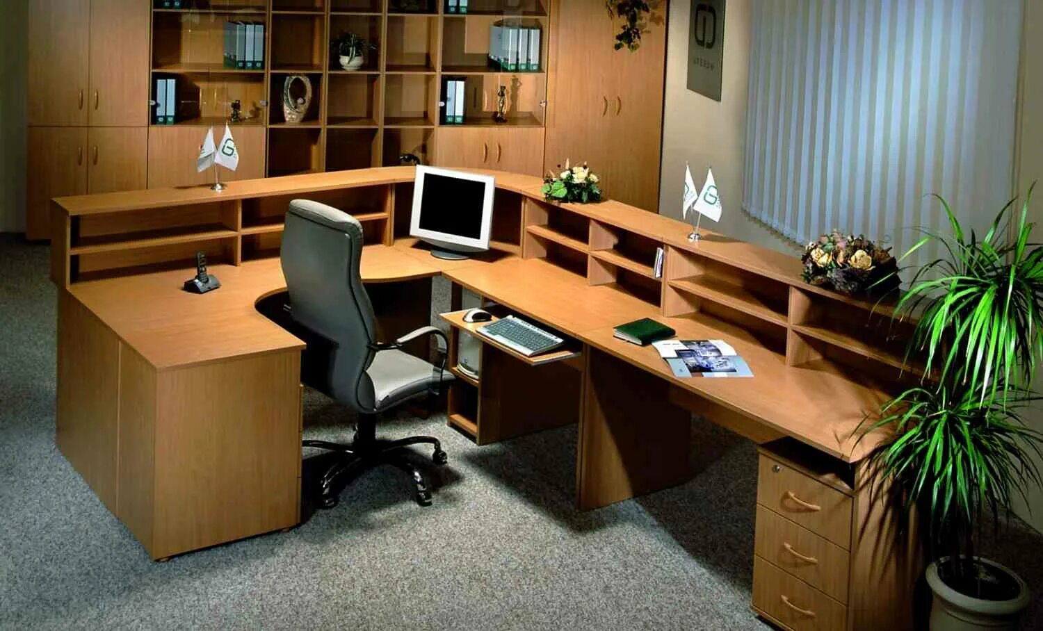 Интерьер офиса. Совещание. Переговоры за круглым столом. Оранжевый интерьер офиса. Оформление рабочей группы.