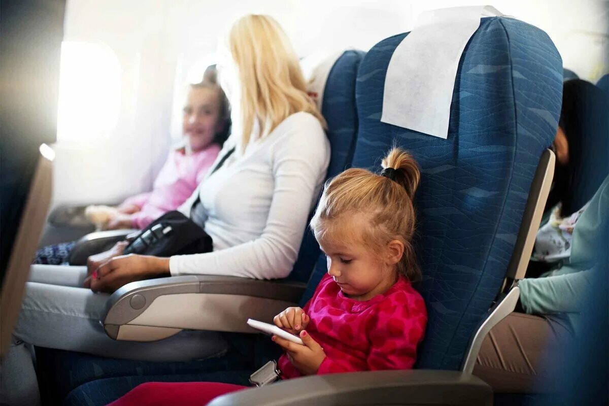 Дети с родителями в самолете. Самолет для детей. Ребенок пассажир. Перелет с ребенком. Пассажиры с детьми в самолете.
