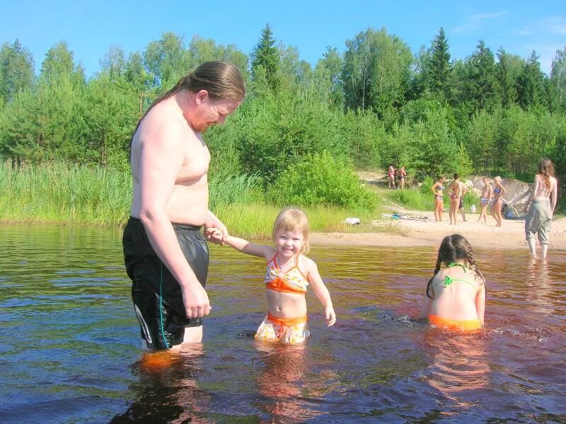 Дети купаются в озере. Семейное купание. Семья на озере. Купание на речке. Почему в озере купались
