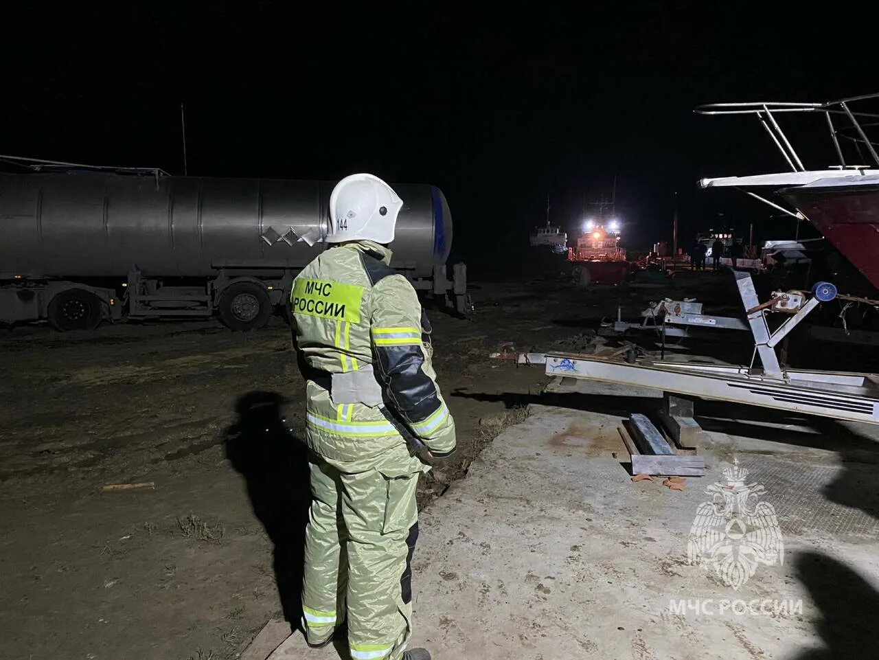 Пожарно-спасательный отряд. Разлив мазута в Тамани. Служба спасения МЧС. Пожарная служба России. Что произошло в тамани