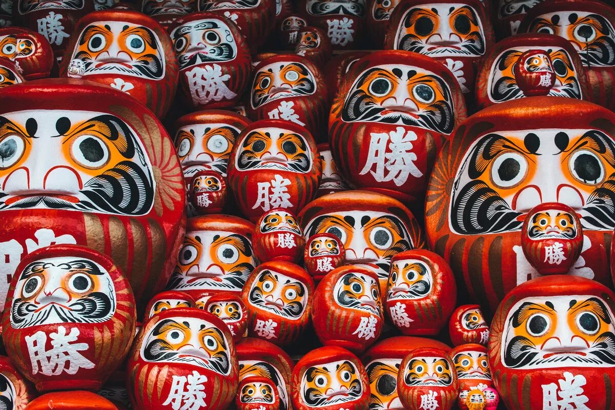 Кукла дарум упала. Дарума бог. кукла daruma. страшная воля богов дарума.