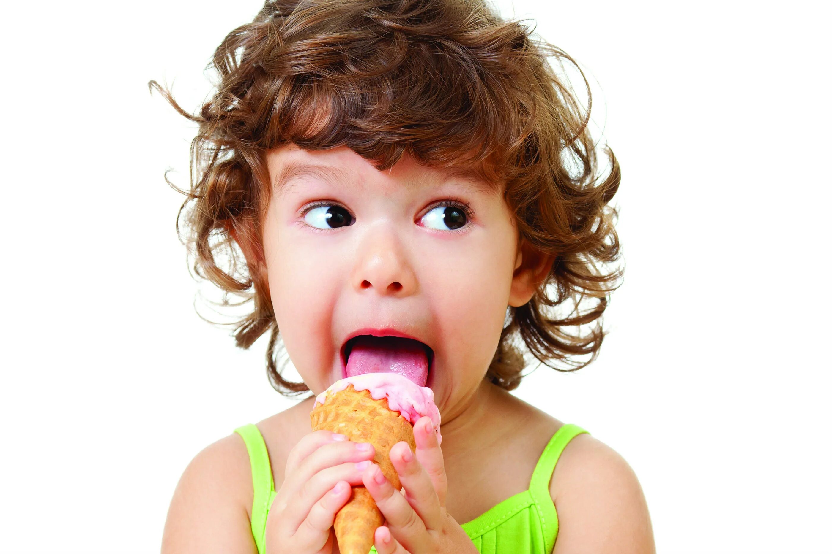 Слизать ребенка. Дети едят мороженое. Мороженое для детей. Ребенок с мороженым. Дети кушают сладости.
