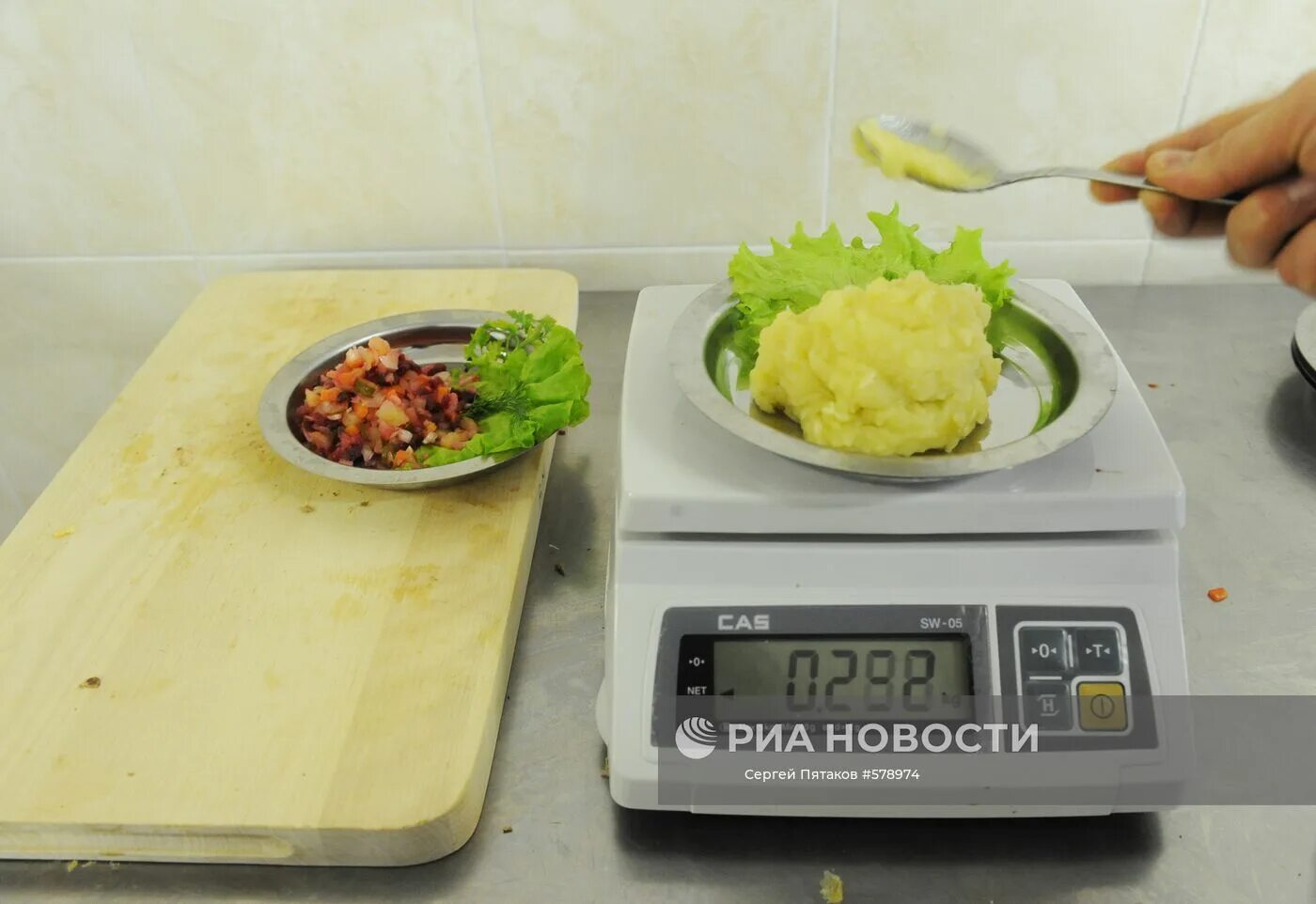 Весы для расчета калорий. Взвешивание продуктов на весах. Весы для взвешивания. Снижение массы тела. Взвешиваться на весах.
