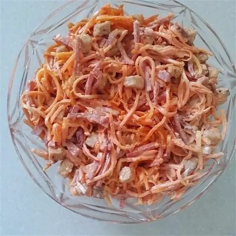 Салат с кириешками и фасолью и колбасой и морковью. Салат с кириешками и корейской морковкой. Салат с корейской морковкой и колбасой. Салат огурец кукуруза сухарики корейская морковь. Салат с морковкой и сухариками.