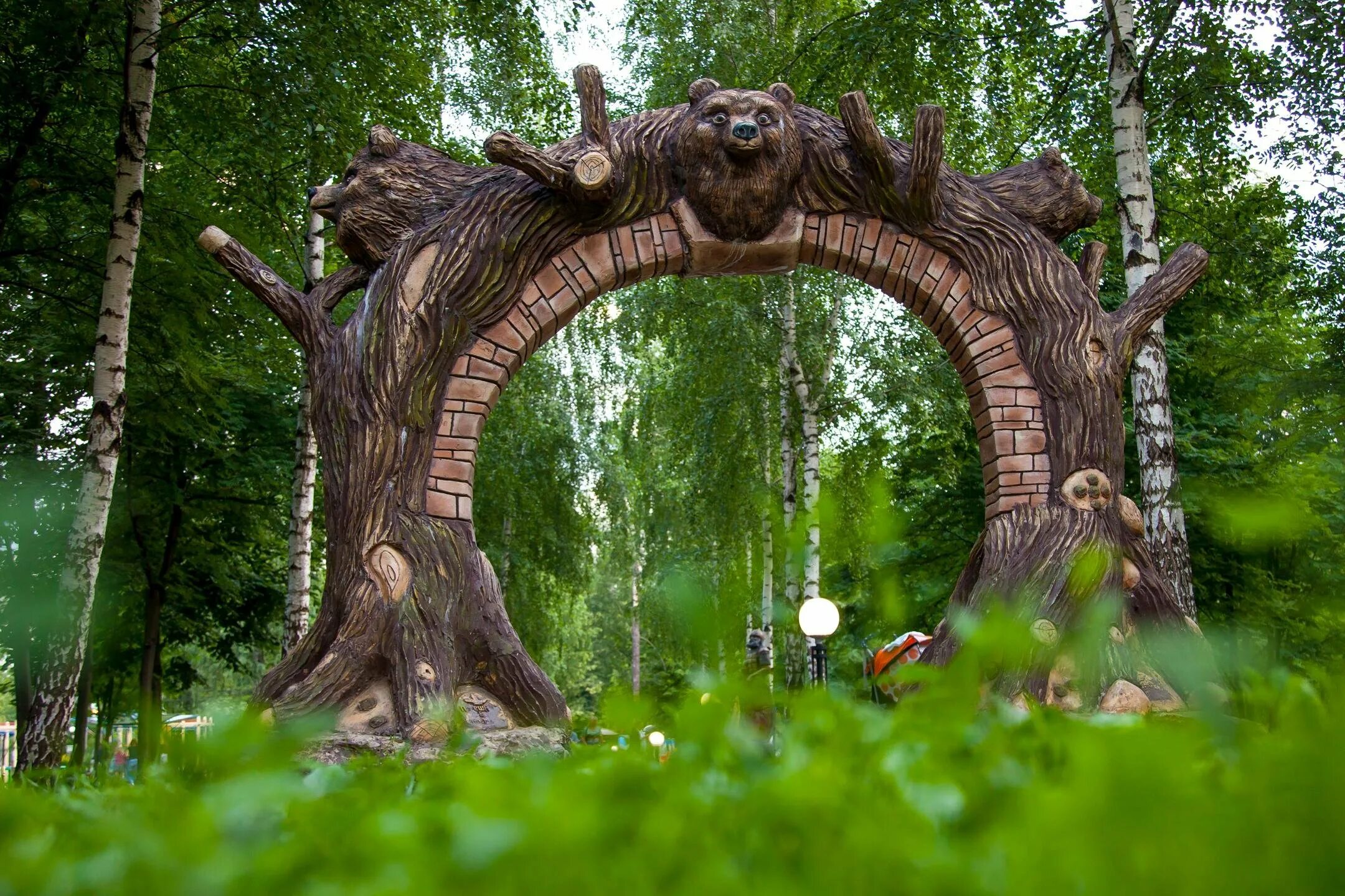 Парк Лианозовский парк. Лианозовский парк аллея сказок. Аллея сказок Москва Лианозово. Аллея сказок в парке Лианозово.