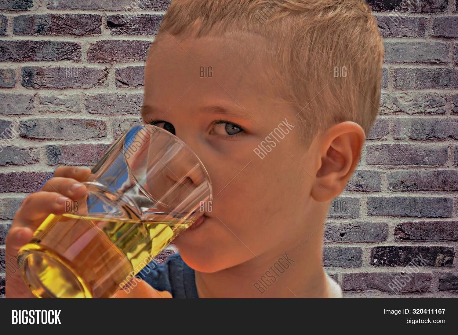 Мальчик пьет. Мальчик пьет из стакана. Мальчик пьет сок. Пьет мочу толпы