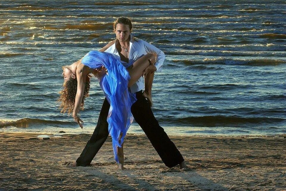 Танцы на берегу моря. Танго на берегу моря. Страстный танец на берегу моря. Танцы на берегу океана.
