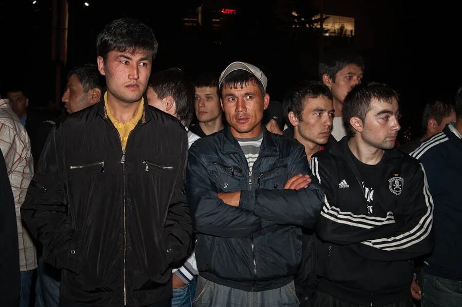 Таджики выезжают из россии. Таджики в Москве. Узбеки чурки. Толпа таджиков.