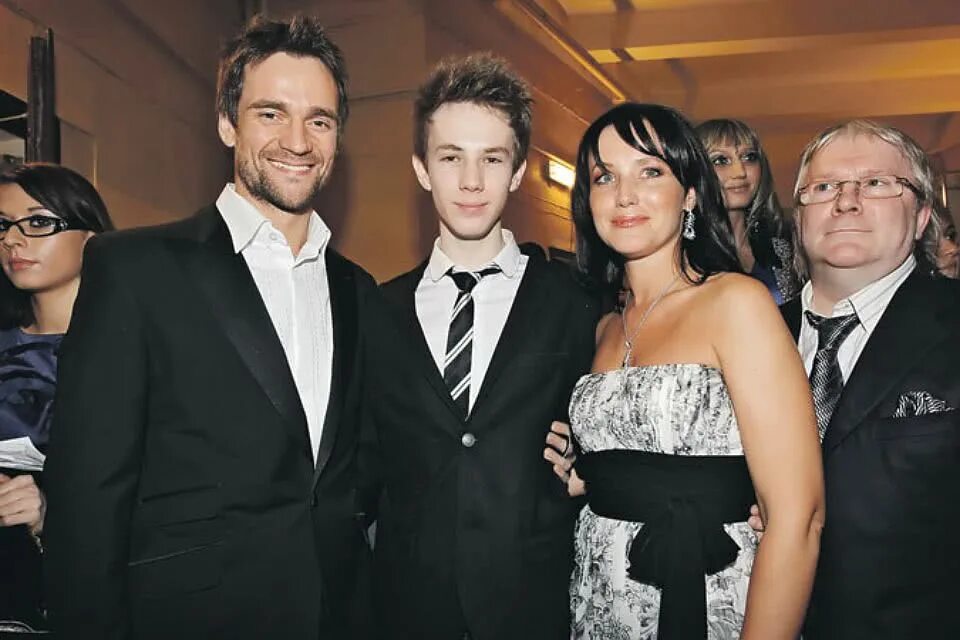 Юлия деллос и дмитрий миллер. Дмитрий миллер с сыном. Миллер актер родители. Дмитрий миллер и его жена. Дмитрий миллер некст.