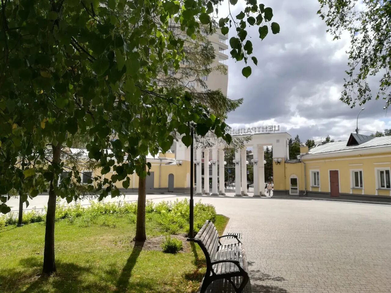 Дирекция городских парков. Центральный парк Новосибирск. Миро парк в Новосибирске. Центральный парк Новосибирск изгородь.