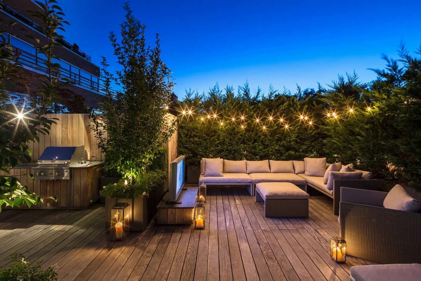 Вид с балкона на город. Подсветка веранды террасы в загородном доме. Вечер в саду. На веранде в 4 ночи. Вечерний сад.