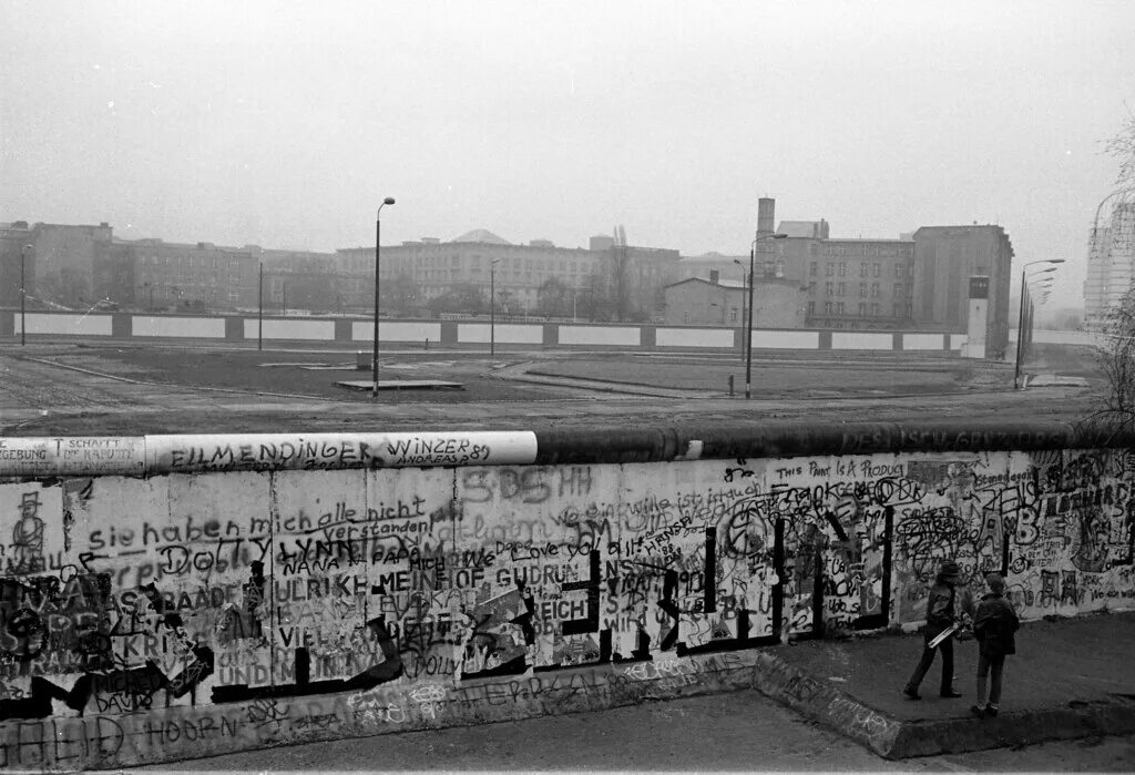 Фрг и гдр берлинская стена. Западный и Восточный Берлин стена. Германия Берлин Берлинская стена. Берлинская стена ГДР. Берлинская стена ГДР 1961.