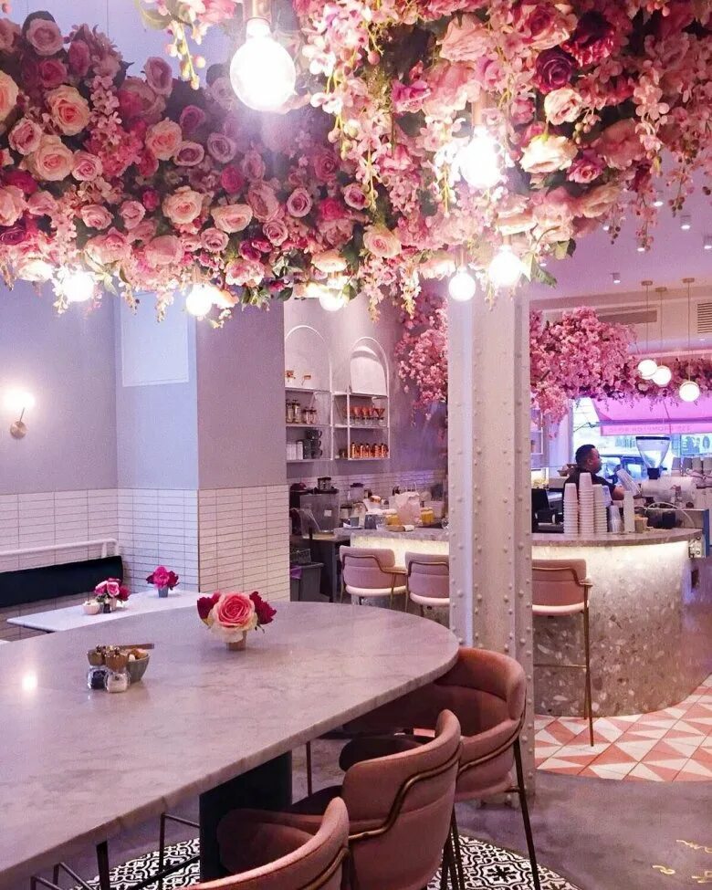 Цветочный ресторан в москве розовый. Необычный интерьер ресторана. Интерьер кафе. Интерьеры кафе и ресторанов. Интерьер кофейни в розовом цвете.