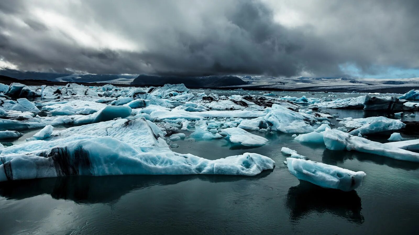 Холод души. Ледяной трон снежной королевы. Ледяное сердце в руках. Айсмен марвел. Final fantasy 15 art кристалл.