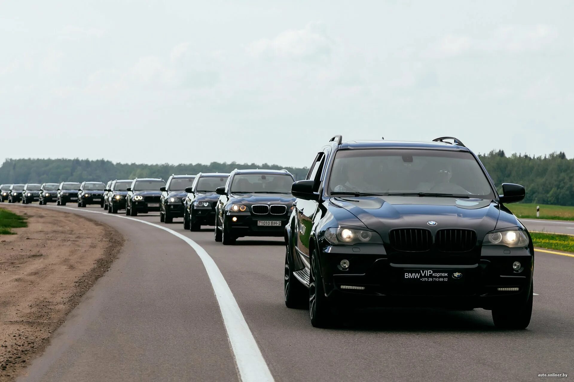 Скорость машин в колонне. БМВ х5 и крузак. БМВ е53 бумер 2. BMW e53 бумер 2. Гелик и БМВ х5.