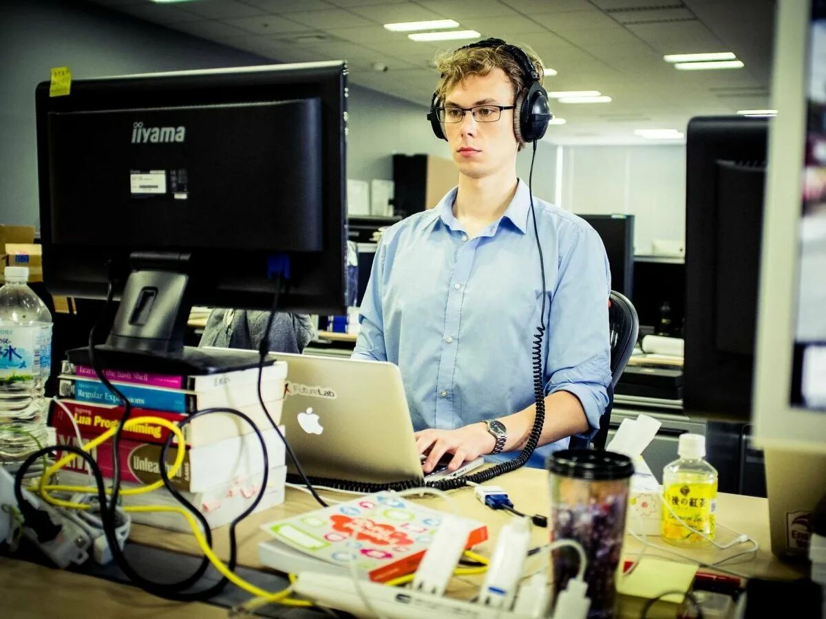 Сервер. Айти специалист. It специалист. Профессия it специалист. Инженер по информационной безопасности.