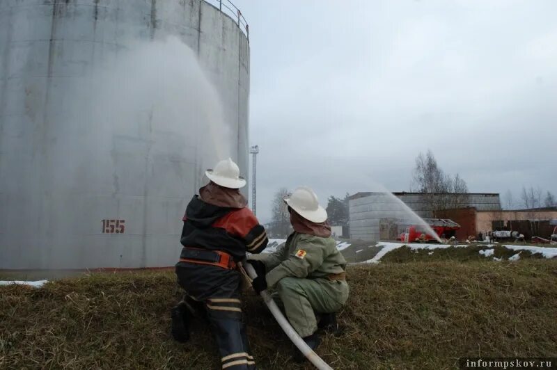 Нефтебаза на семинарской в орле. Нефтебаза Псков. Пожарно тактические учения на нефтебазе. Тренировка пожарных на нефтебазе. Нефтехранилище в Псковской.