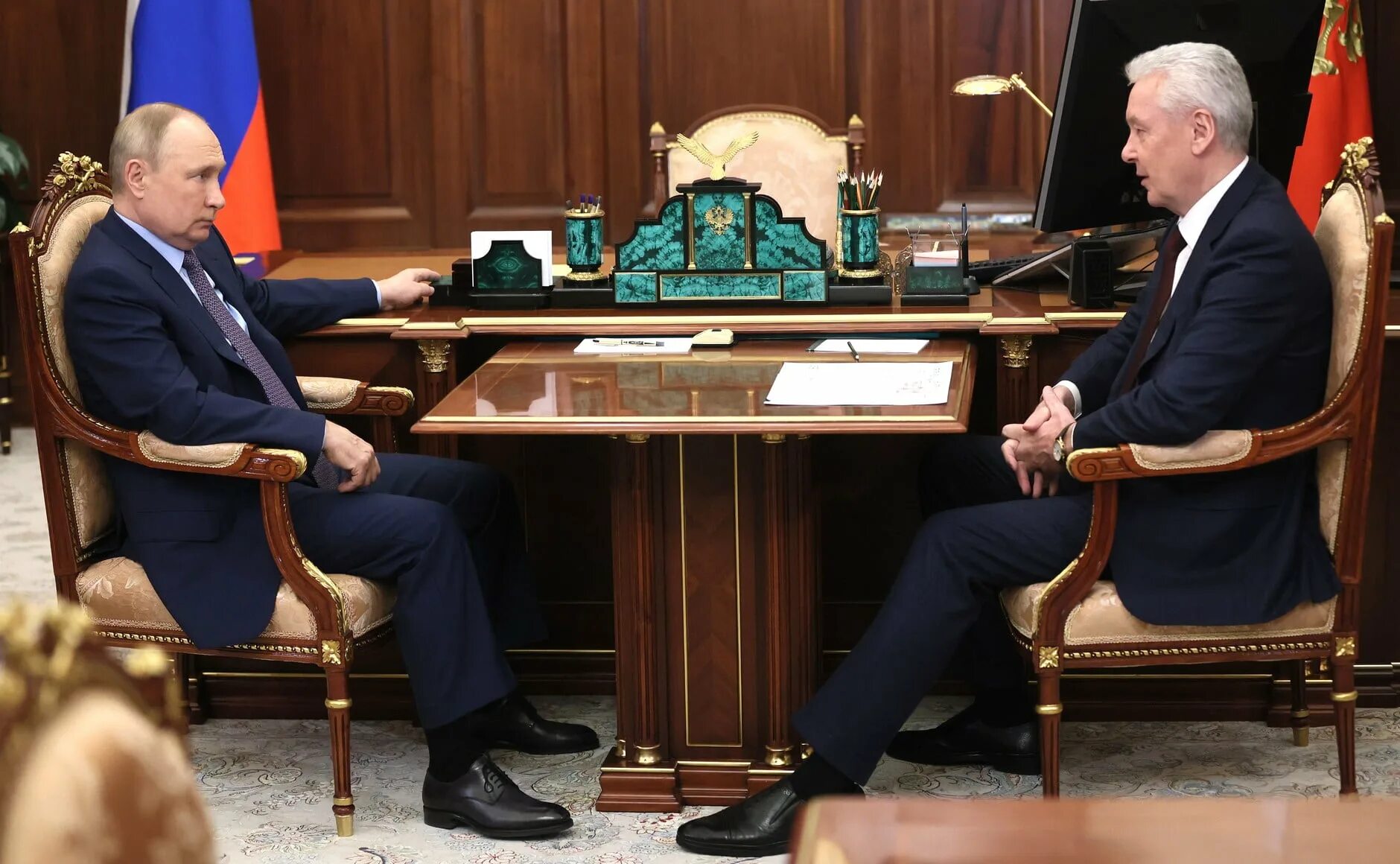 Встреча п. Владимир путин встреча. собянин встреча с путиным. путин на совещании. путин в кремле.