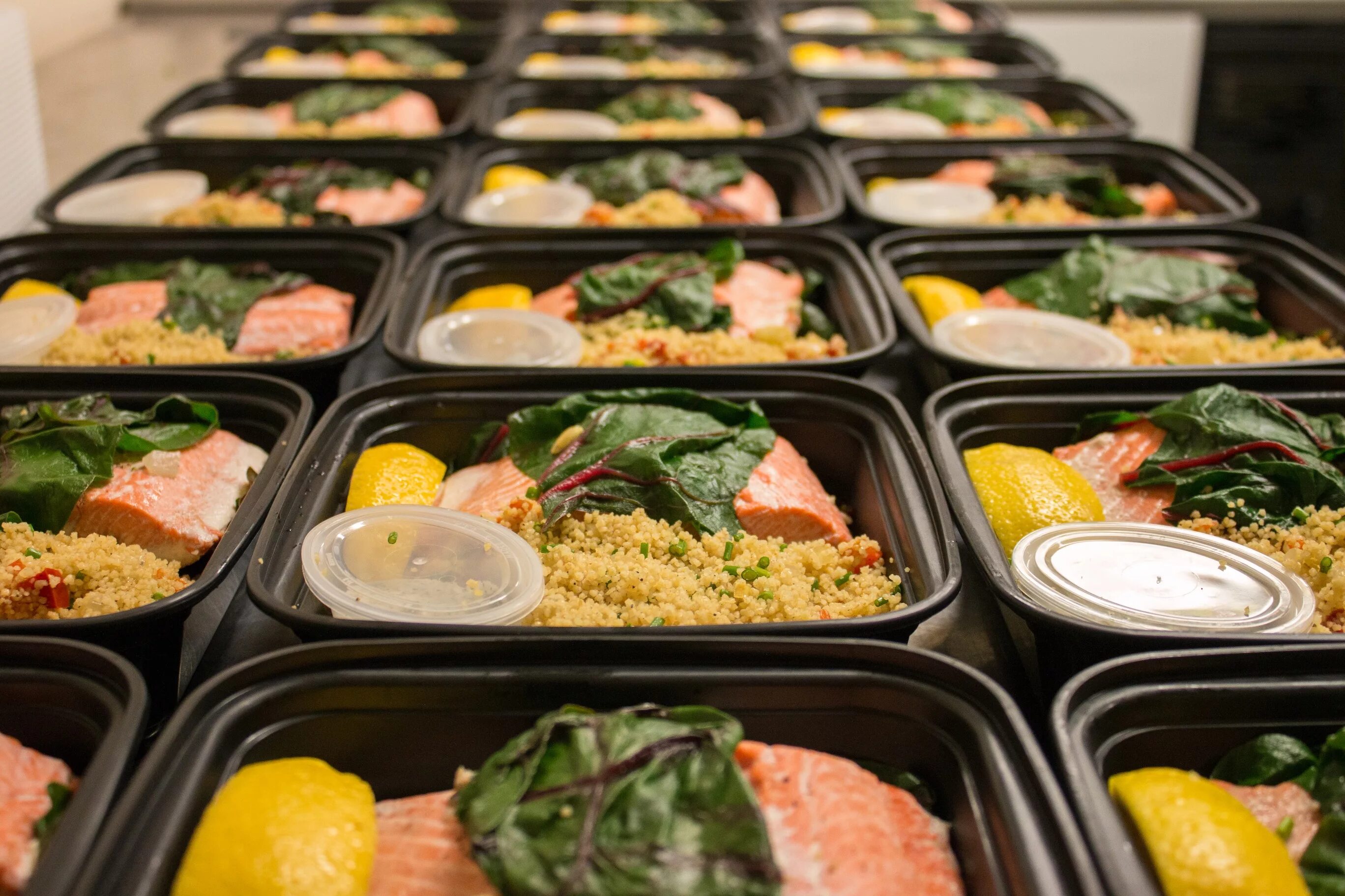 Готовые обеды в офис. Разрешено заказывать доставку еды из будущего. Готовые блюда. Заказать еду кнопка. Горячее питание с доставкой.