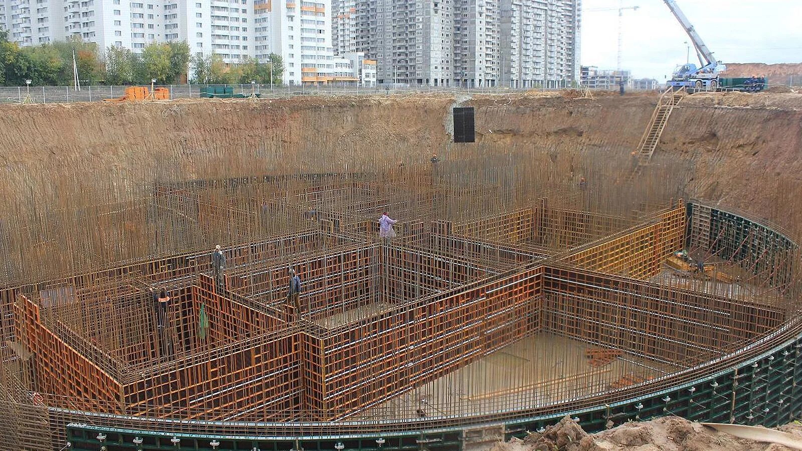 строящийся многоэтажный дом. стройка. фундамент монолитный многоэтажный. подготовка территории строительной площадки. стройка многоэтажки.