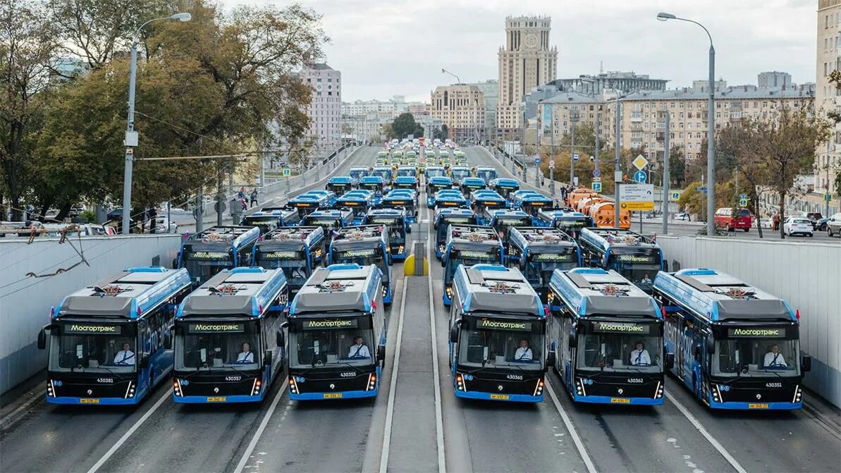 Парад в Москве с электробусами. Общественный транспортёр. Общественнвйтоанспорт. Общественный трансопр.