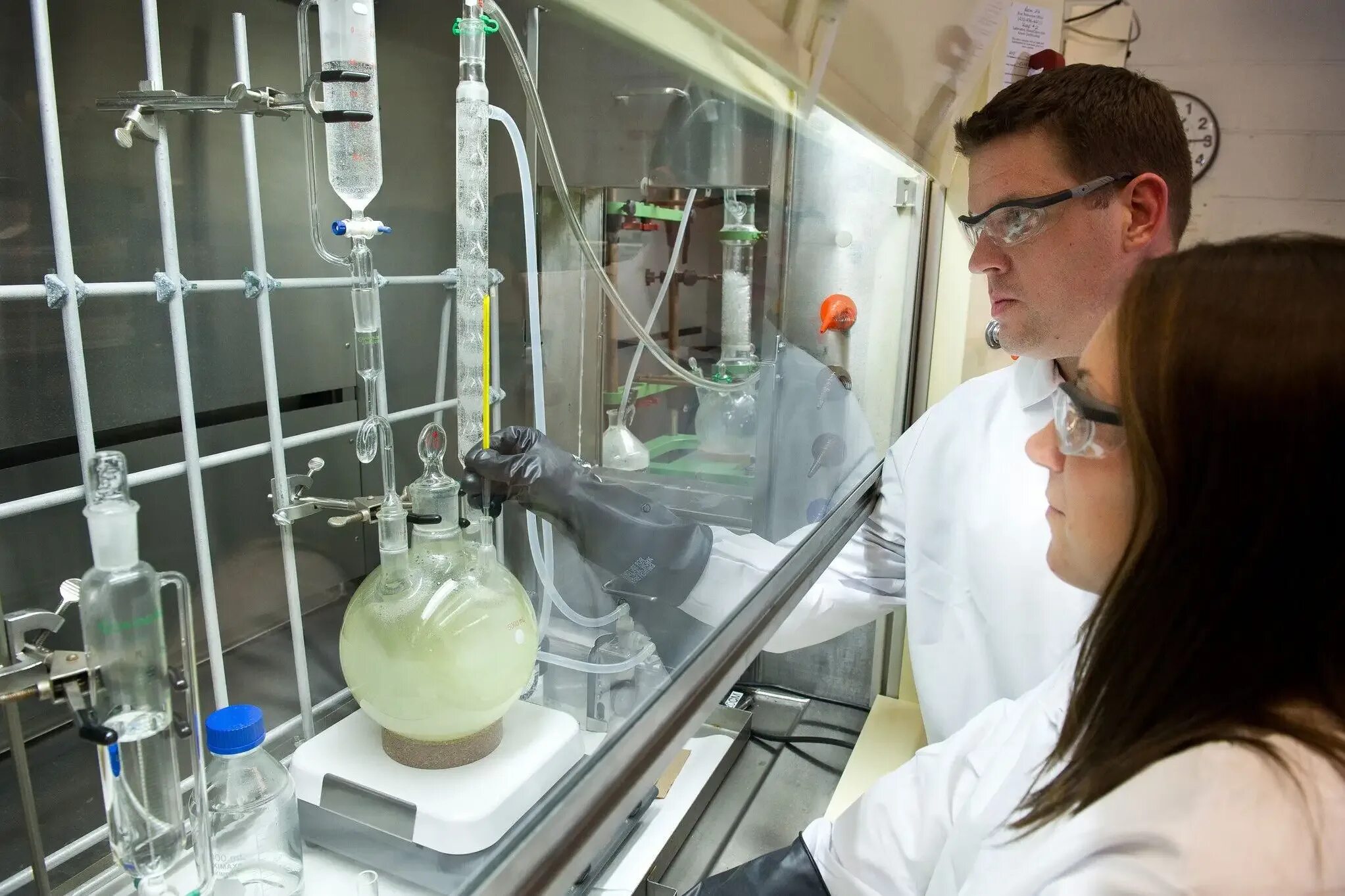 Арт учёные замеры. Ученые исследователи. Учёный замеряет. Измерения ученых. Человек в лаборатории.