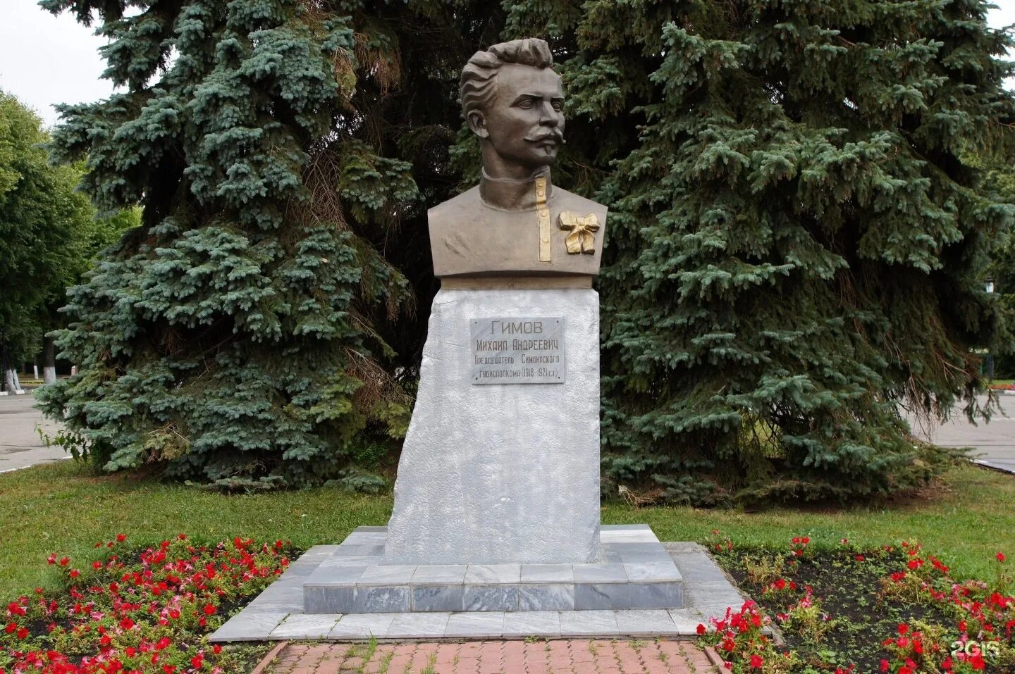 Памятник ульянову в астрахани. А гимову памятник в ишеевке. Гимов ульяновск. А гимову памятник в ишеевке. Гимов ульяновск.