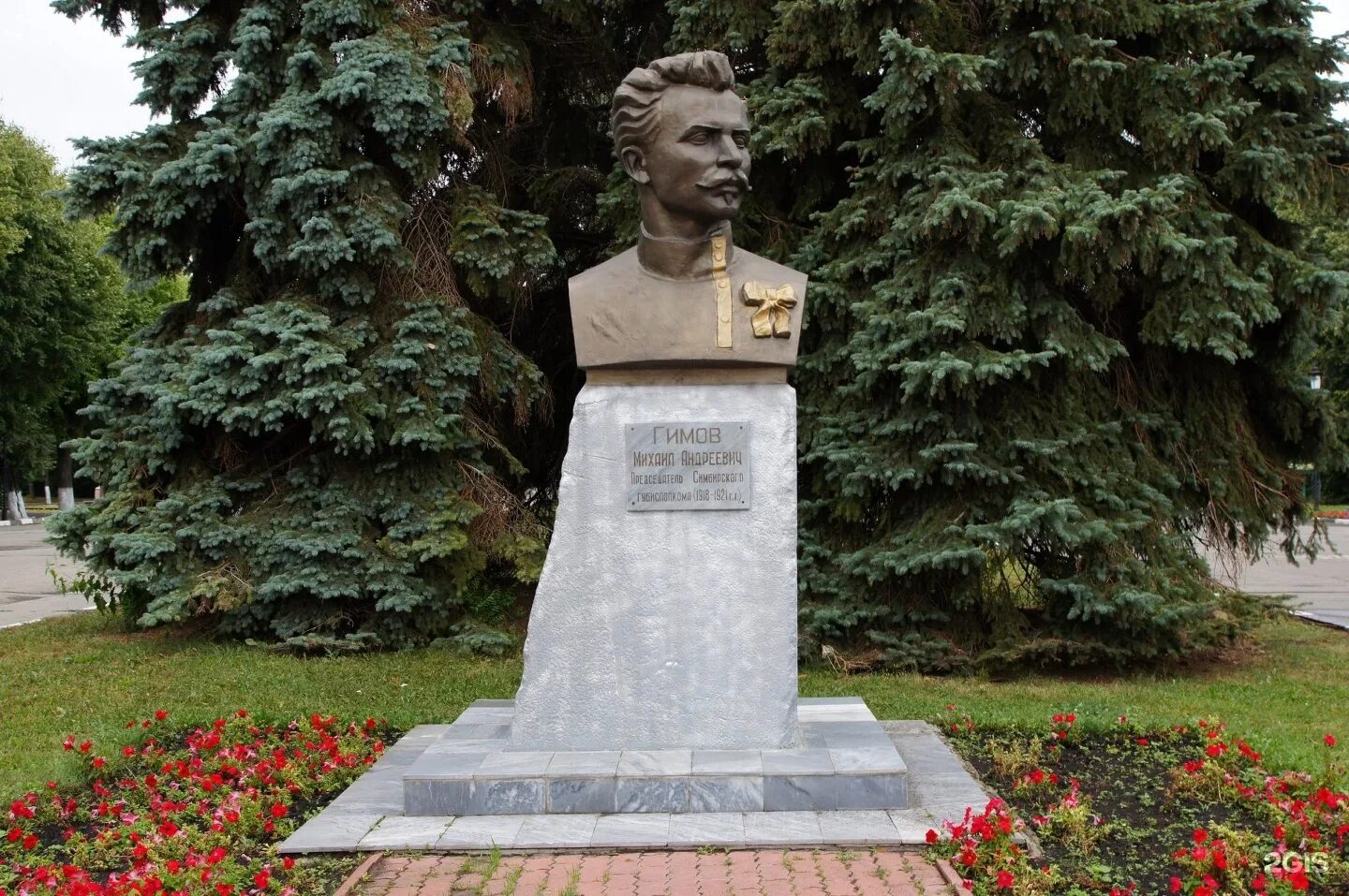 Россия город ульяновск памятники. Памятник Гимову в Ульяновске. Памятник-бюст Гимову Ульяновск. Обелиск Ульяновск памятники. Гимов памятник Ульяновск \.