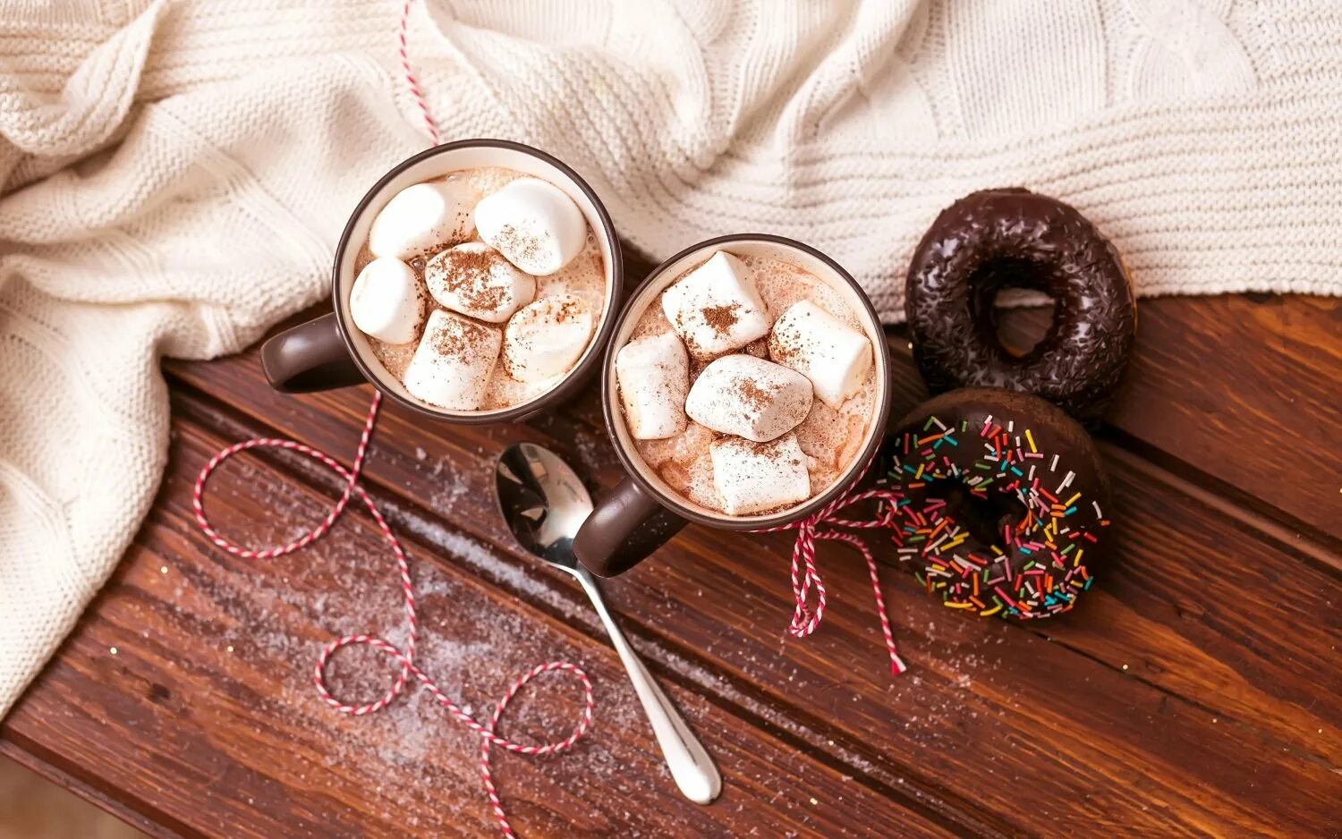 Какао с маршмеллоу Шоколадница. Кофе и сладости. Красивые пирожные и кофе. Кофе с шоколадными конфетами.