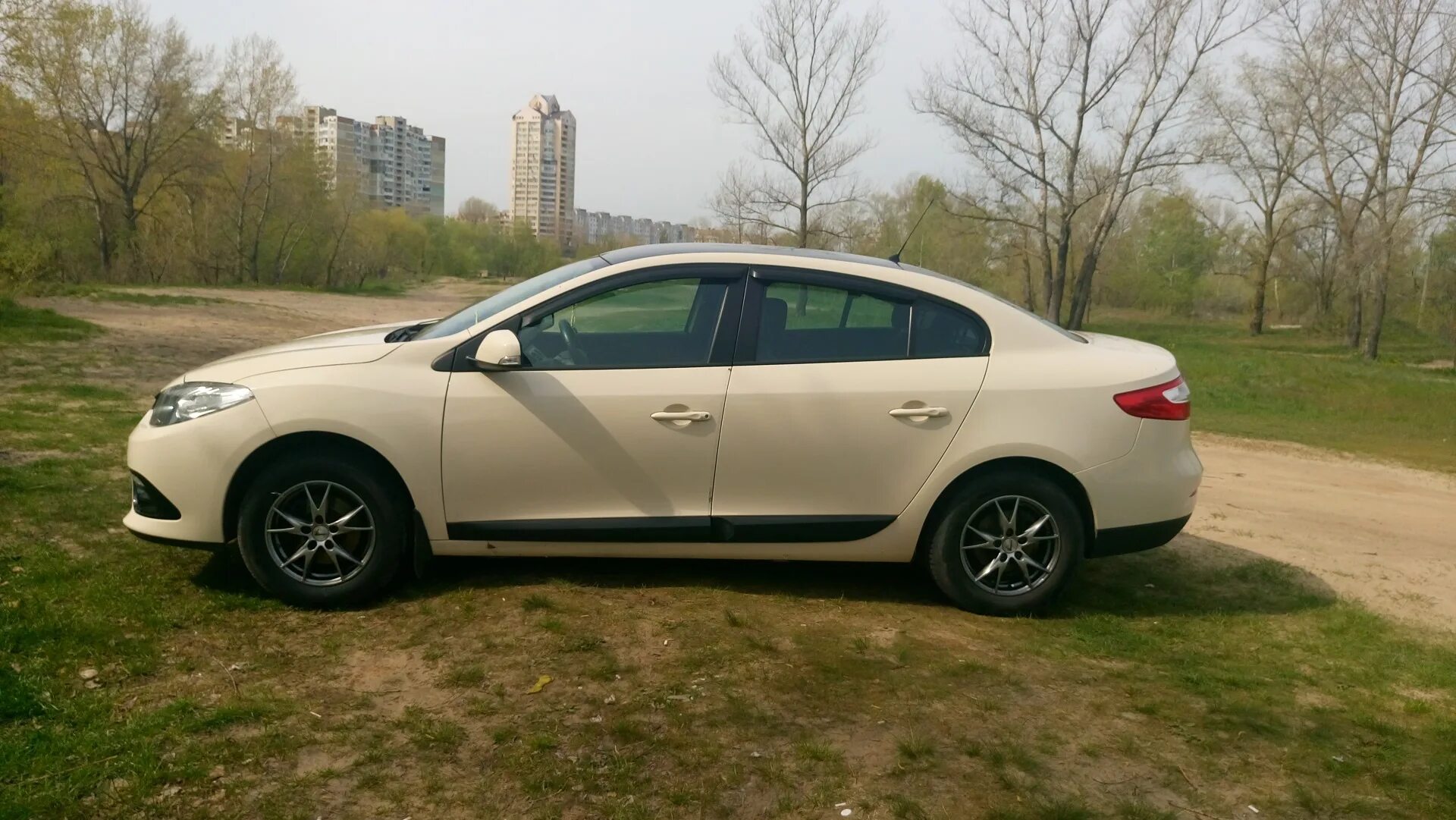 R17 рено флюенс. R17 рено флюенс. Рено флюенс на 18 дисках. Рено флюенс 2016 года. Fluence диски.