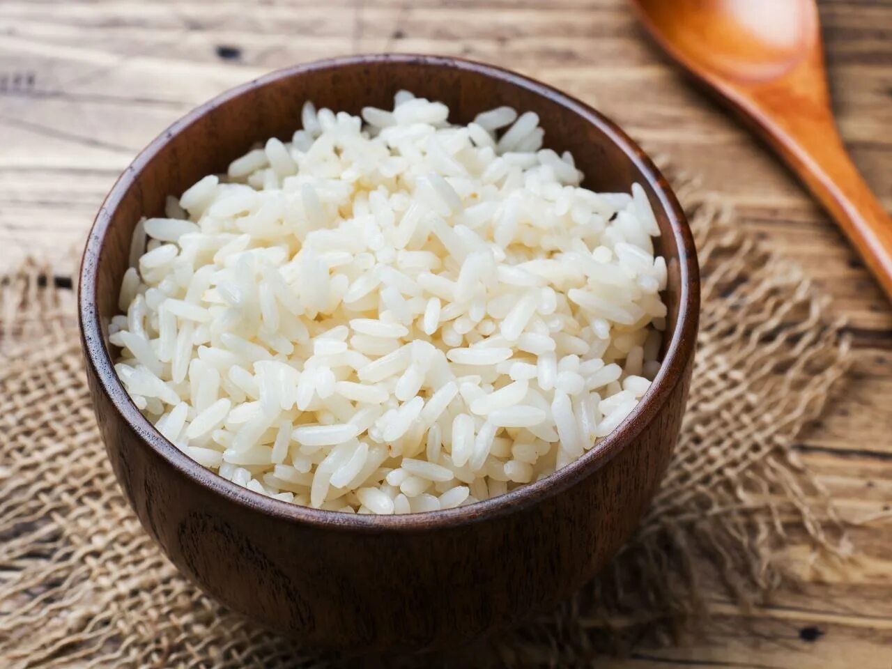 White rice. Рис басмати отварной. Рис басмати вареный. Рис белый отварной. Рис в деревянной миске.