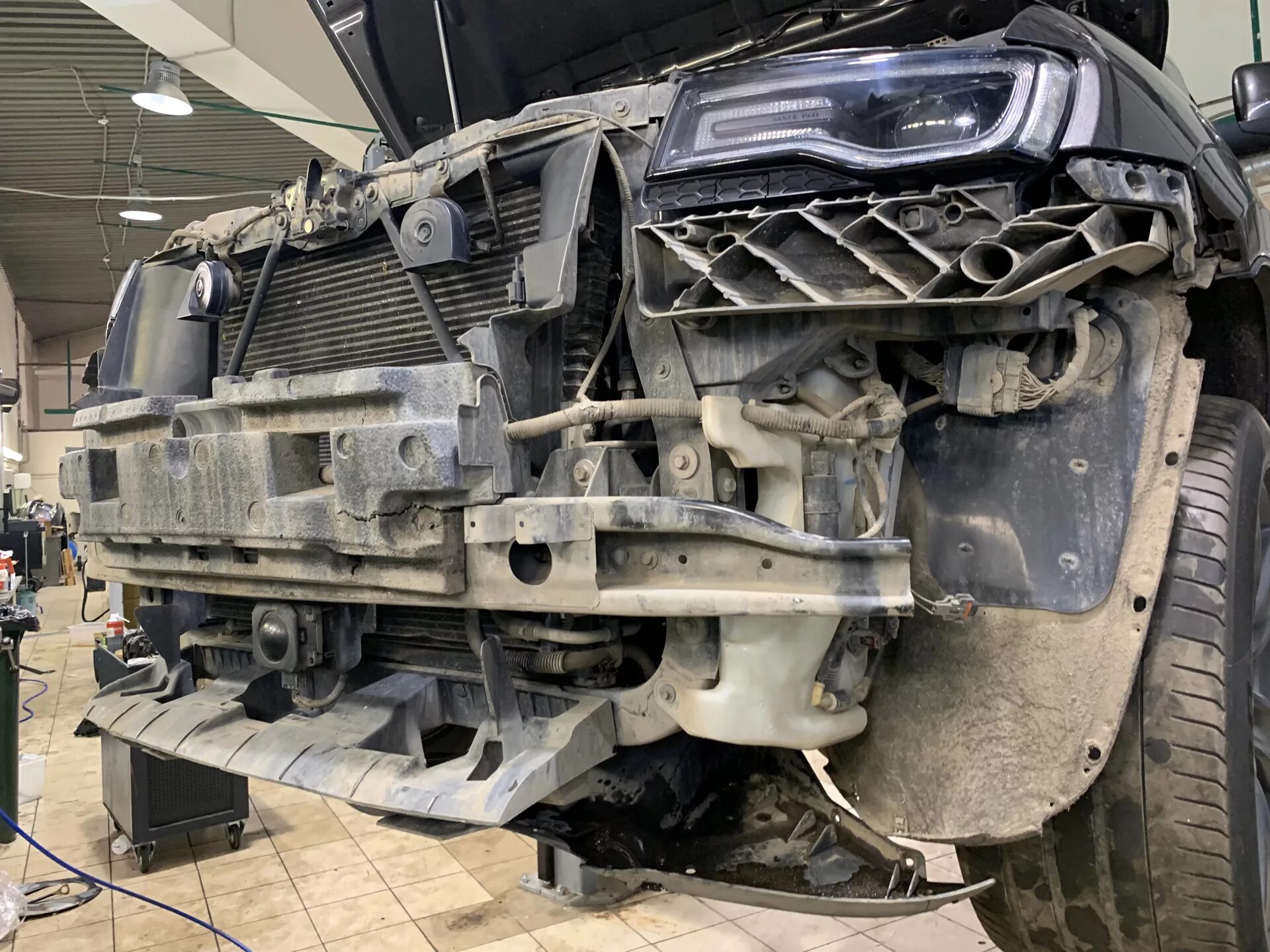 Радиатор grand cherokee wk2. Jeep grand cherokee радиатор. замена радиатора jeep grand cherokee wk2. замена радиатора кондиционера чероки. хавал н6 замена радиатора охлаждения.