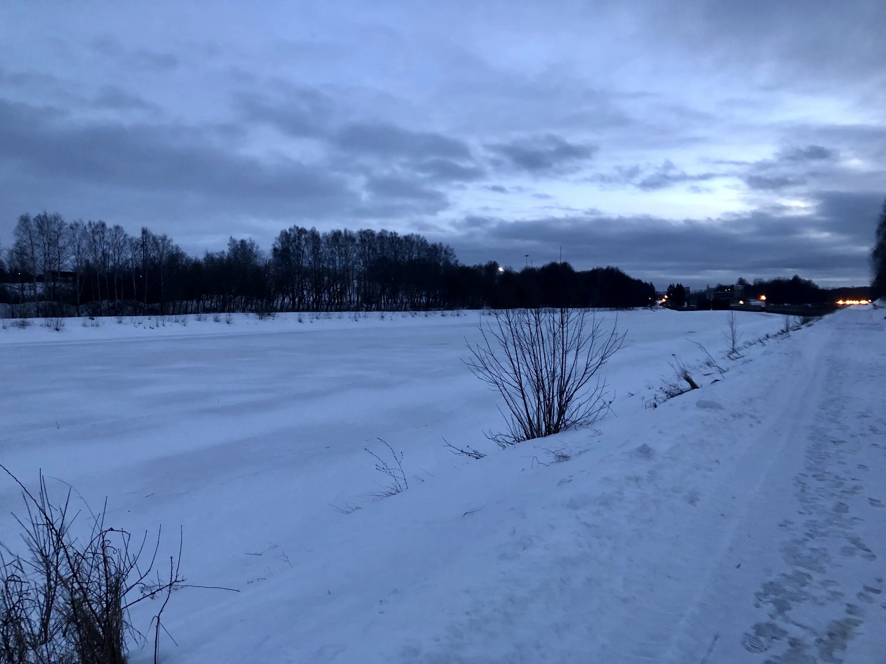 Икша горки. Икша Ривер. Озеро в Икше. Икша водохранилище. Икша ночью.