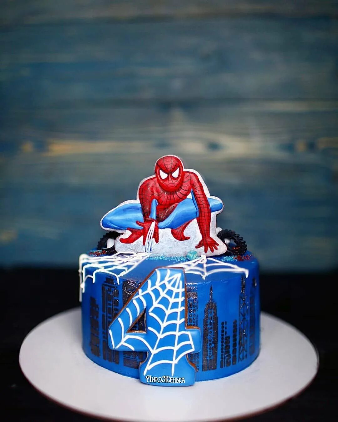 муссовый торт человек паук. мастичный торт человек паук. торт марвел человек паук для мальчика. торт с человеком пауком для мальчика 4 года. торт для мальчика человек паук.