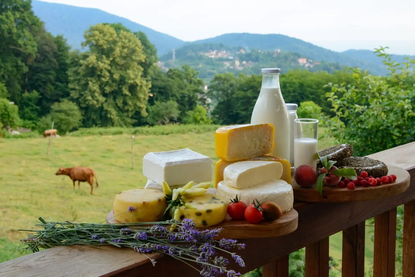 Натуральные деревенские продукты. Фермерские молочные продукты. Натуральные молочные продукты. Натуральные фермерские продукты. Натуральные деревенские продукты.