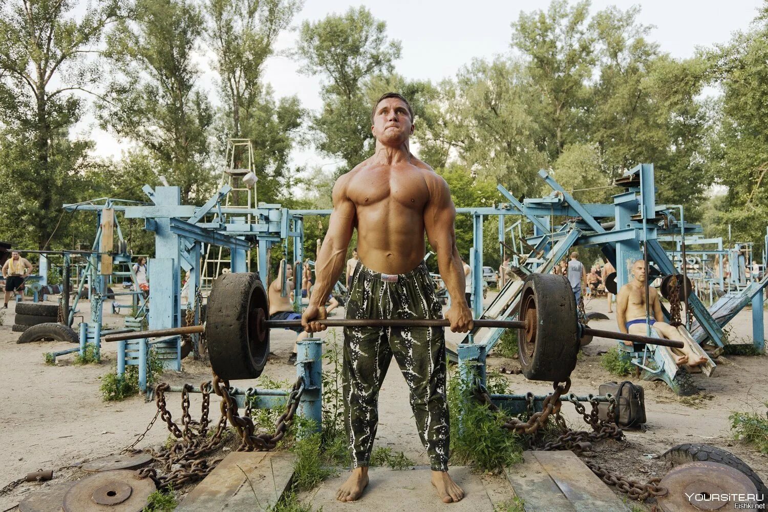 Коль качок. Качалка. качалка спортзал. брутальная качалка. качок в качалке.