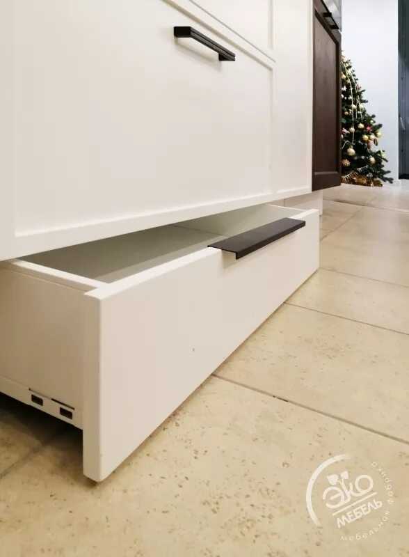 Цоколь под кухню. Выдвижной ящик под цоколь trolley system артикул: 18.030. выдвижной ящик под цоколь. выдвижной цоколь. выдвижные ящики в цоколе кухни.