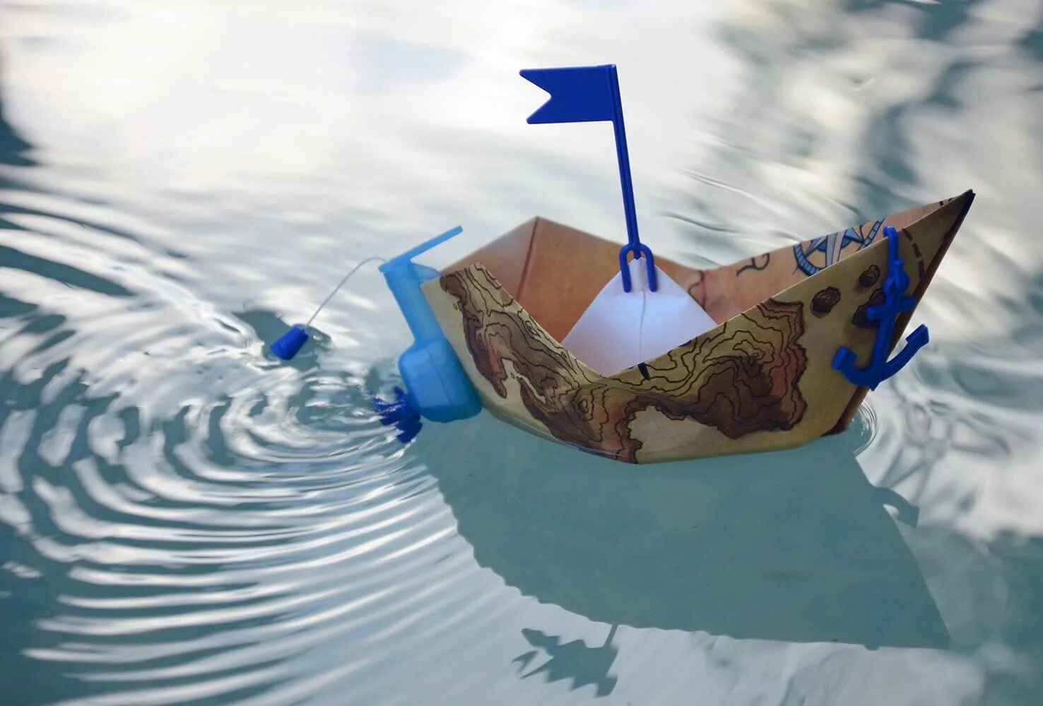 Кораблик из бумаги я по ручью. Бумажный кораблик. Бумажный кораблик в ручейке. Кораблик плывет.