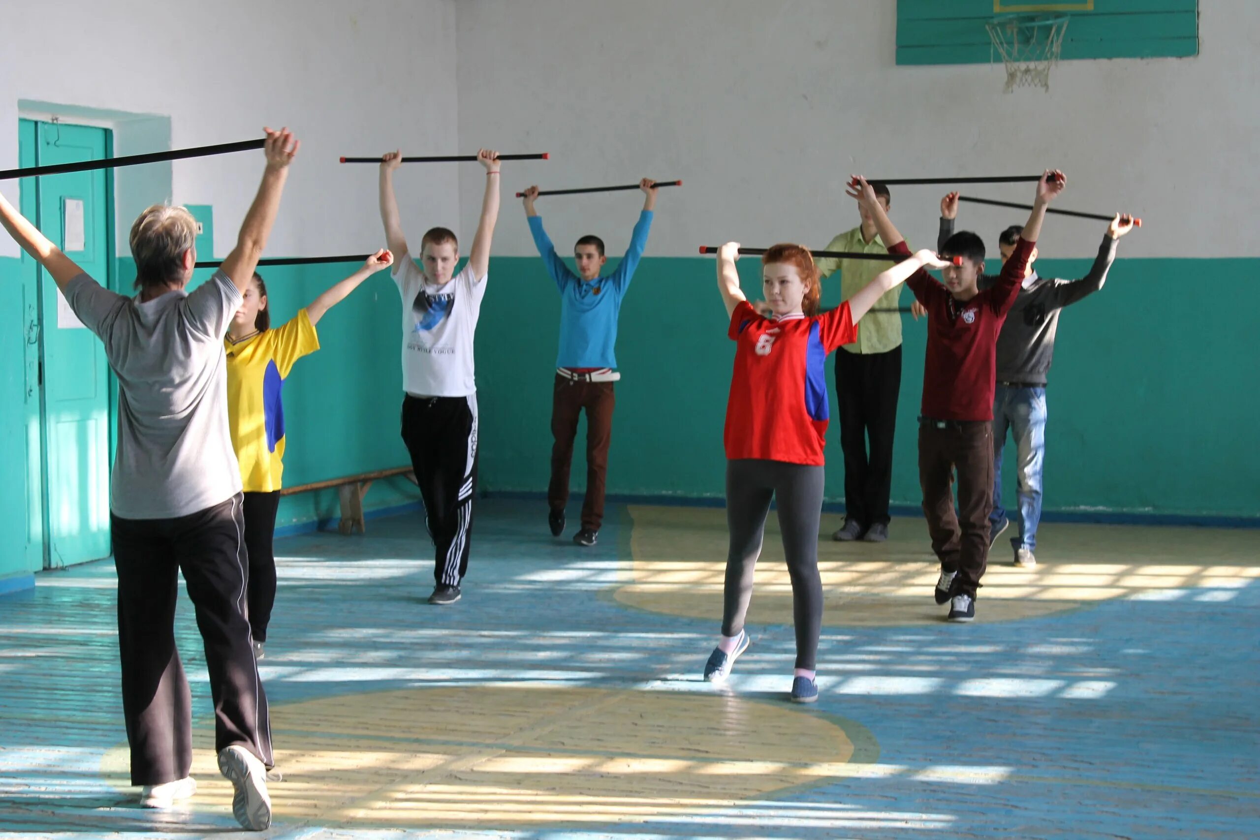 Урок физкультуры 8 класса. Физическая культура. школьники на физкультуре. урок физической культуры. занятия физкультурой в школе.